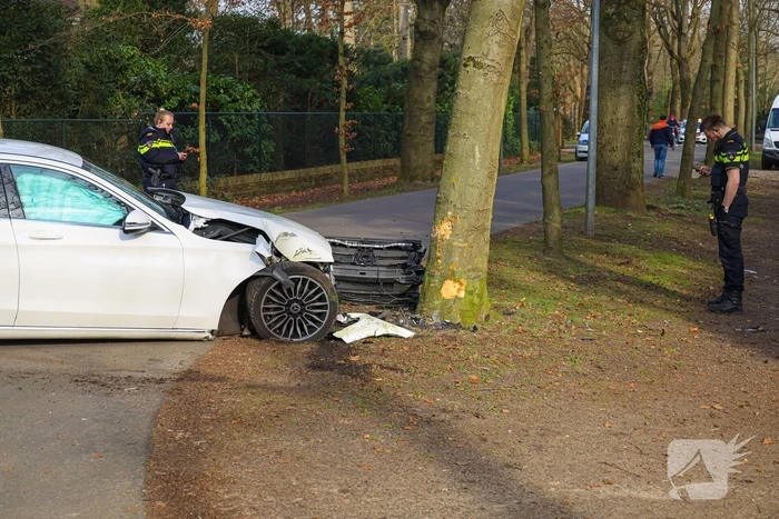 Mercedes eindigt tegen boom
