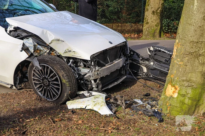 Mercedes eindigt tegen boom