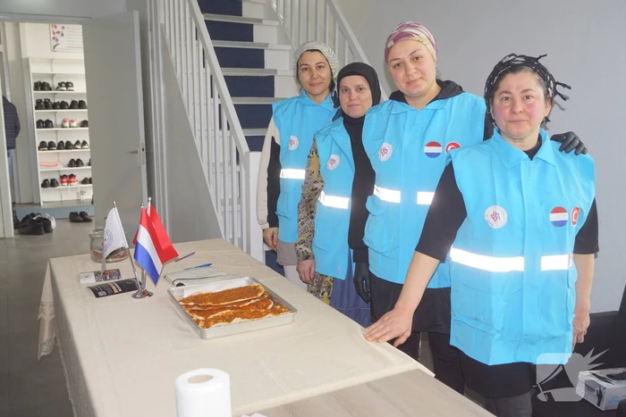 Verkoop van Turkse pizza's om geld op te halen voor aardbevingsslachtoffers