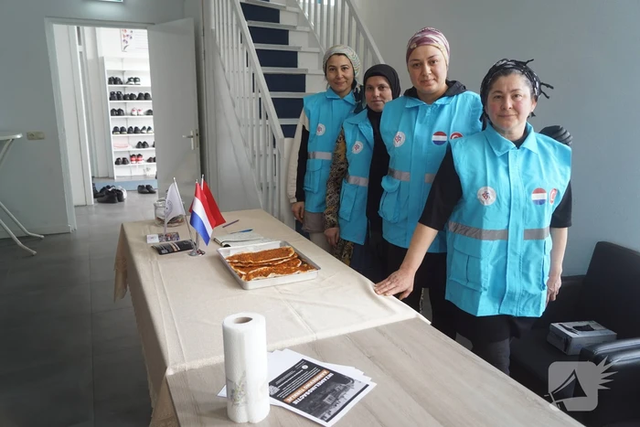 Verkoop van Turkse pizza's om geld op te halen voor aardbevingsslachtoffers