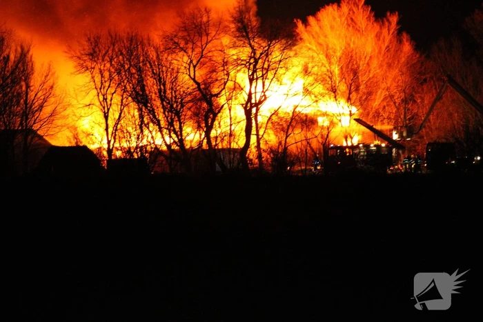 Boerderij en schuur verwoest door brand