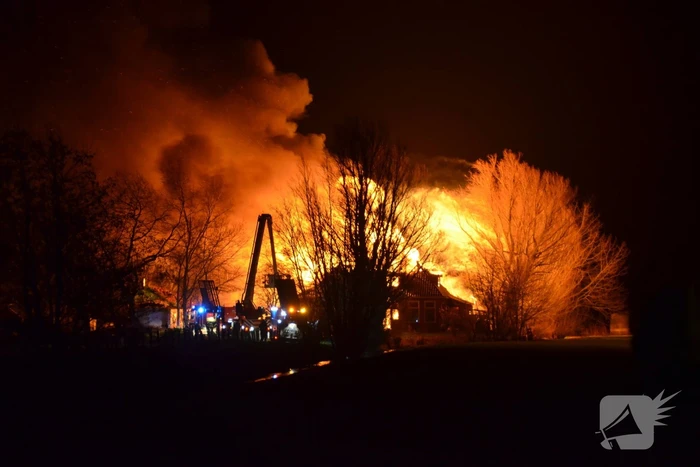 Boerderij en schuur verwoest door brand