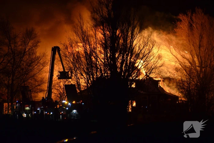 Boerderij en schuur verwoest door brand