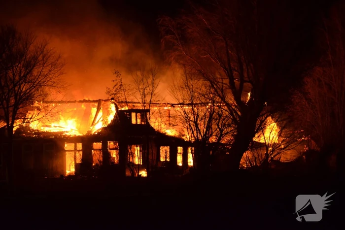Boerderij en schuur verwoest door brand