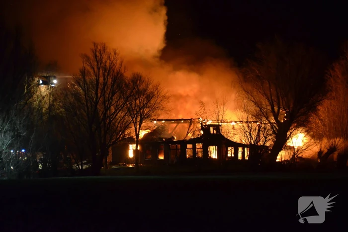 Boerderij en schuur verwoest door brand