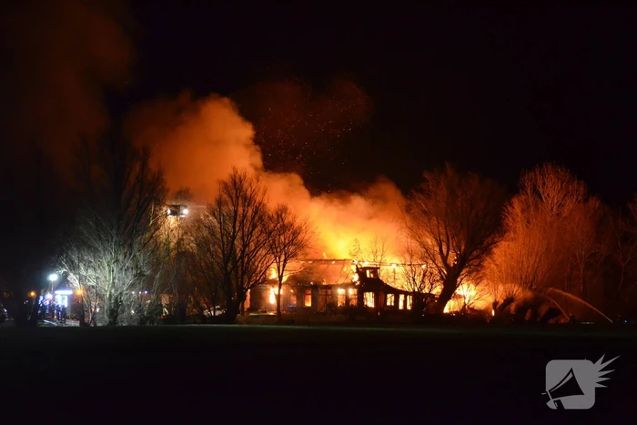 Boerderij en schuur verwoest door brand