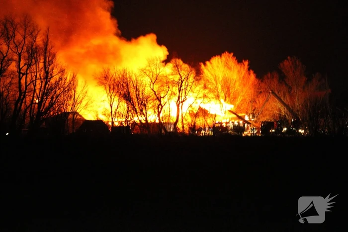 Boerderij en schuur verwoest door brand