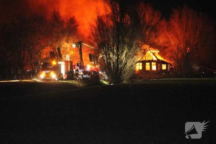 Boerderij en schuur verwoest door brand