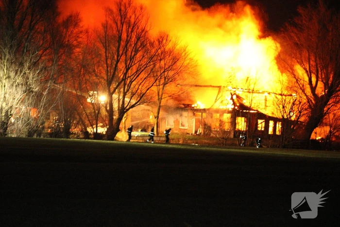 Boerderij en schuur verwoest door brand
