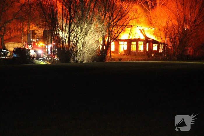 Boerderij en schuur verwoest door brand