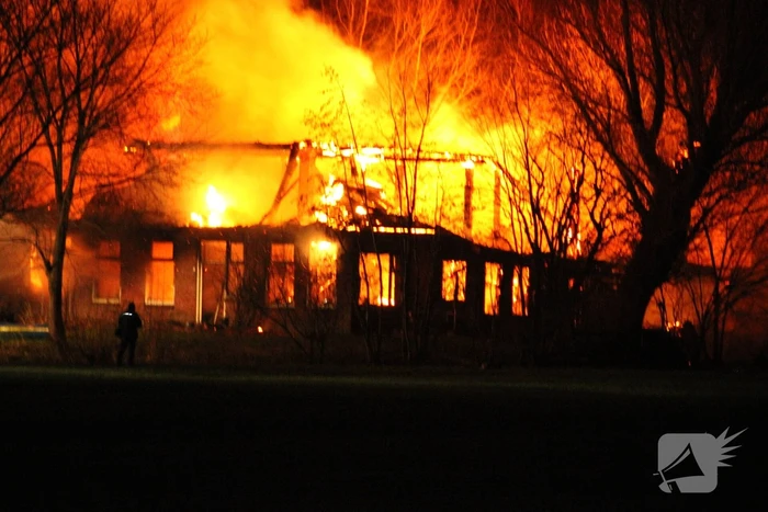 Boerderij en schuur verwoest door brand