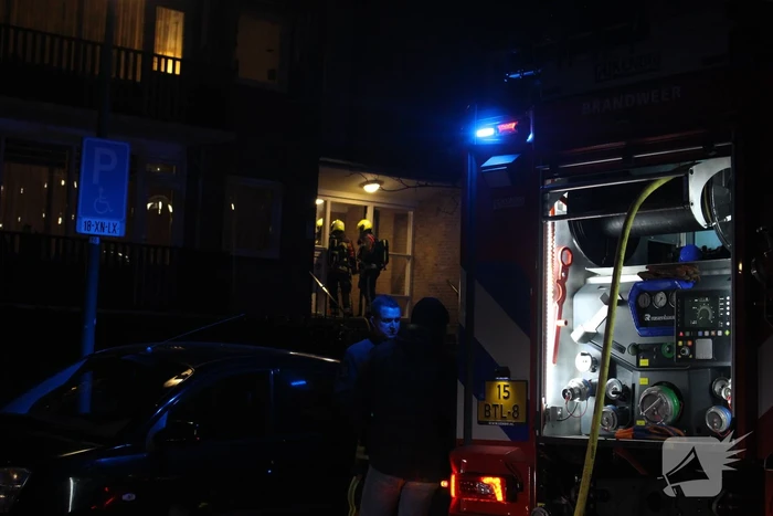 Bankstel in brand in flatwoning