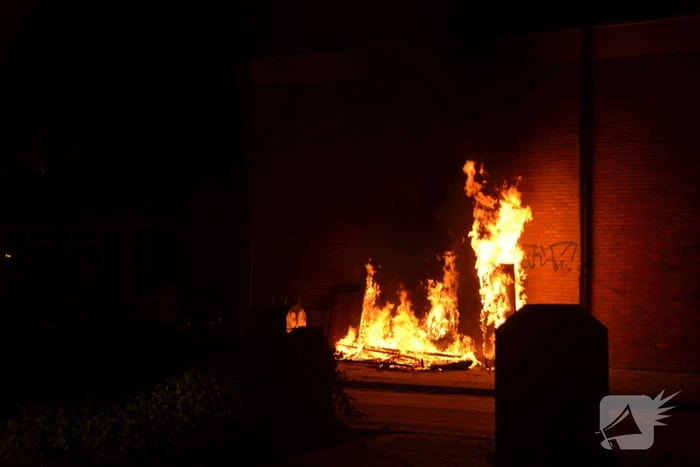Grofvuil tegen woning in brand gestoken