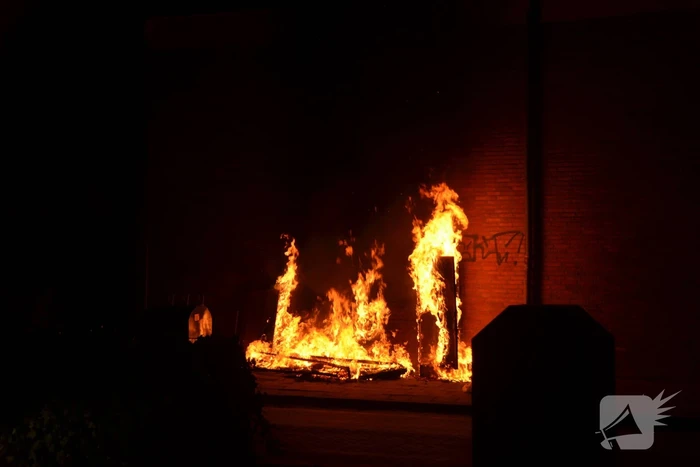 Grofvuil tegen woning in brand gestoken