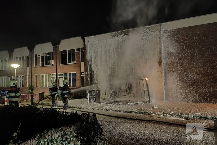 Grofvuil tegen woning in brand gestoken