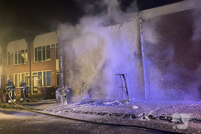 Grofvuil tegen woning in brand gestoken