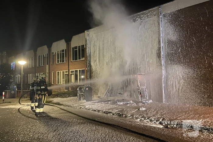 Grofvuil tegen woning in brand gestoken