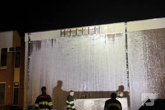 Grofvuil tegen woning in brand gestoken
