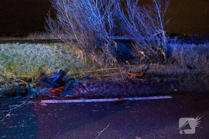 Automobilist slaat meerdere malen over de kop