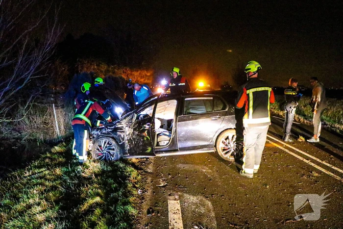 Automobilist slaat meerdere malen over de kop