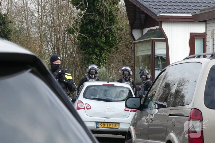 Arrestatieteam valt woonwagenkamp binnen na schietpartij