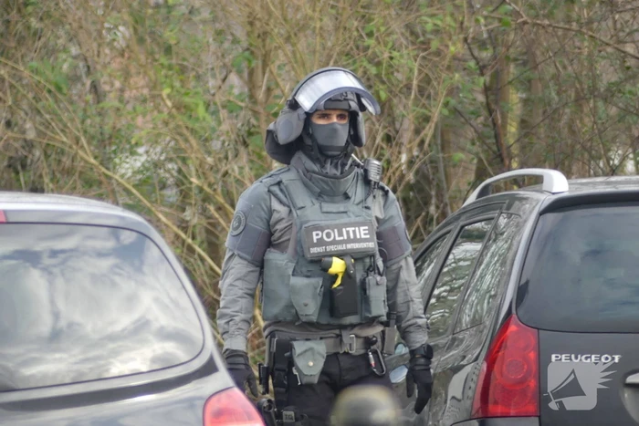 Arrestatieteam valt woonwagenkamp binnen na schietpartij