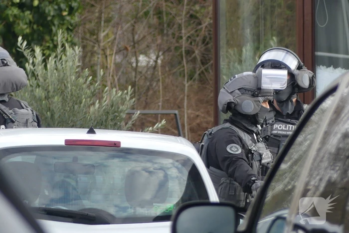 Arrestatieteam valt woonwagenkamp binnen na schietpartij