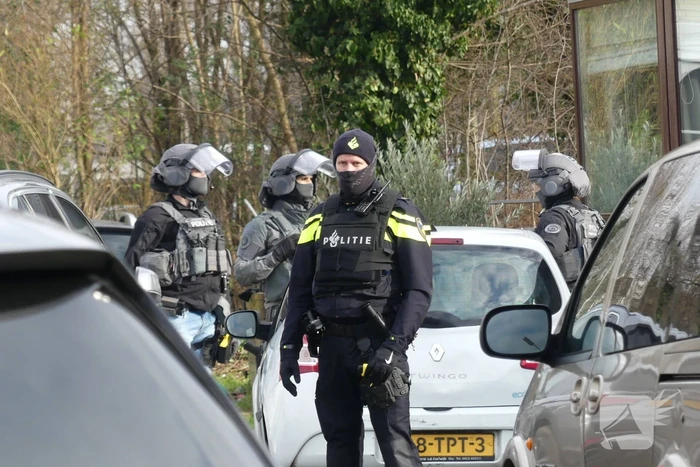 Arrestatieteam valt woonwagenkamp binnen na schietpartij