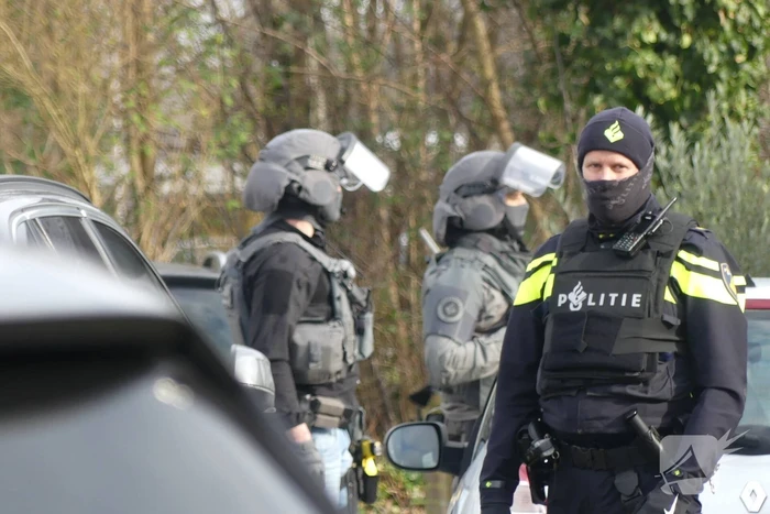 Arrestatieteam valt woonwagenkamp binnen na schietpartij