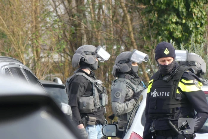 Arrestatieteam valt woonwagenkamp binnen na schietpartij