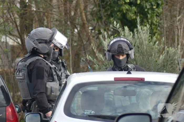 Arrestatieteam valt woonwagenkamp binnen na schietpartij