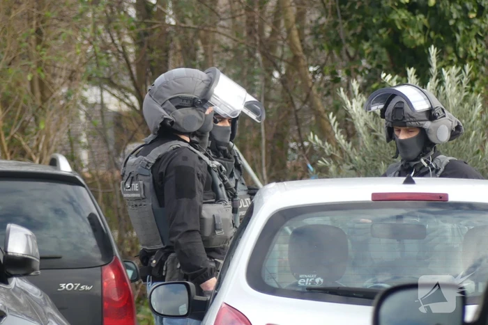 Arrestatieteam valt woonwagenkamp binnen na schietpartij