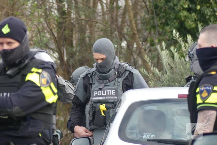 Arrestatieteam valt woonwagenkamp binnen na schietpartij