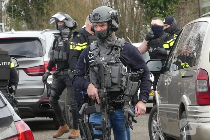 Arrestatieteam valt woonwagenkamp binnen na schietpartij