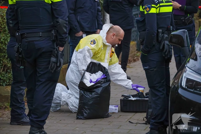 Forensische opsporing doet onderzoek in woning