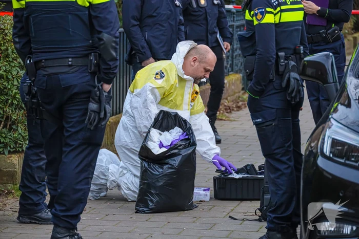Forensische opsporing doet onderzoek in woning