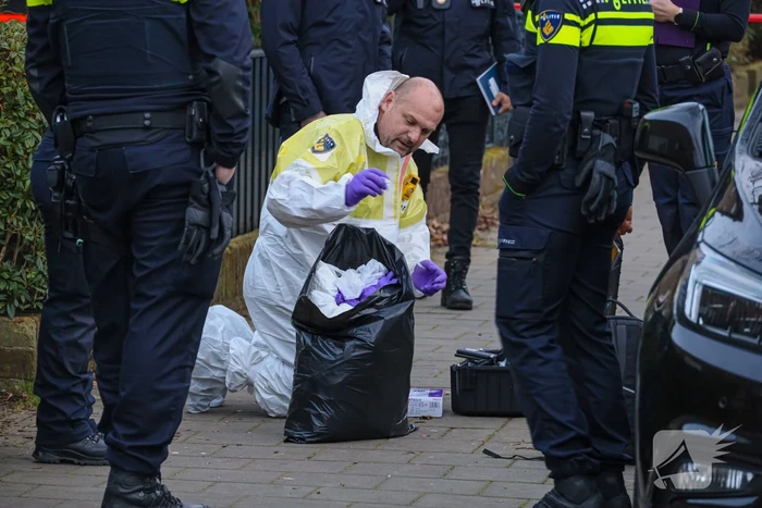 Forensische opsporing doet onderzoek in woning