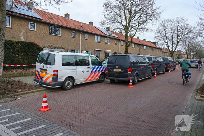 Forensische opsporing doet onderzoek in woning
