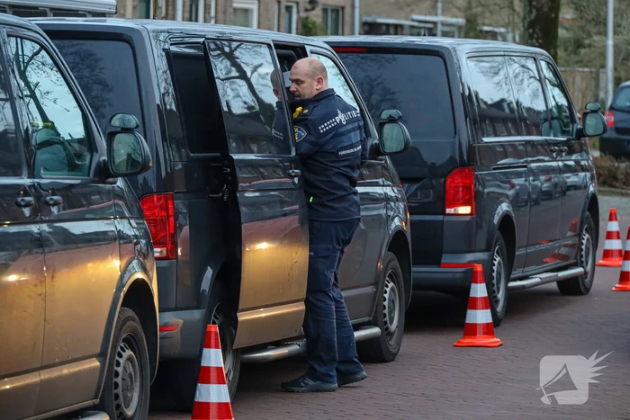Forensische opsporing doet onderzoek in woning