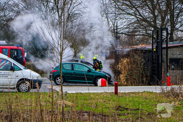 Autobrand bij demontagebedrijf de Graaf