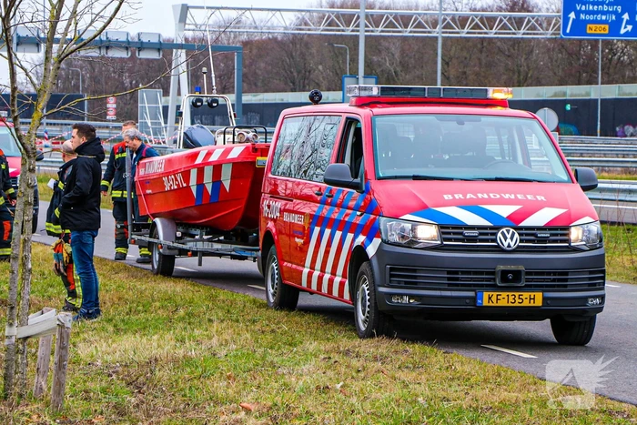 Autobrand bij demontagebedrijf de Graaf