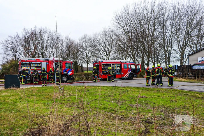 Autobrand bij demontagebedrijf de Graaf