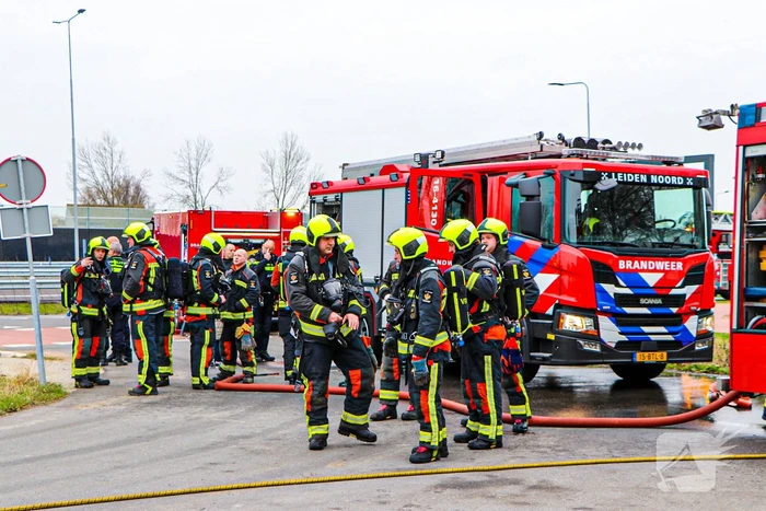 Autobrand bij demontagebedrijf de Graaf