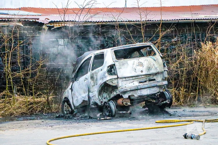 Autobrand bij demontagebedrijf de Graaf