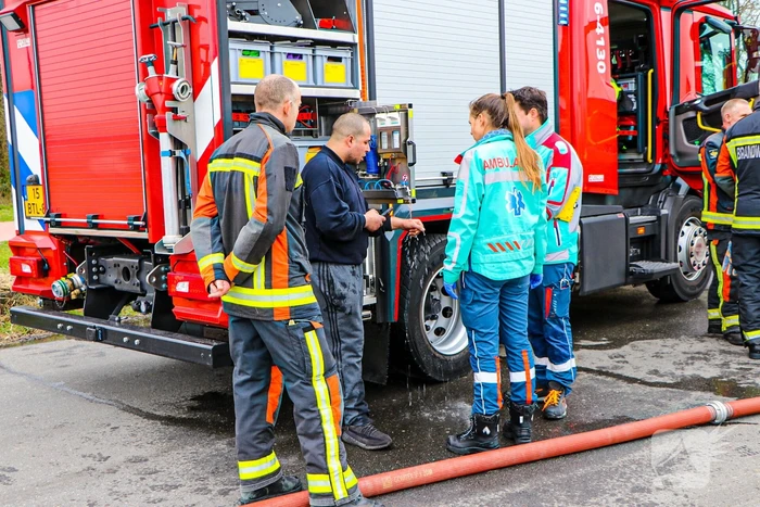 Autobrand bij demontagebedrijf de Graaf