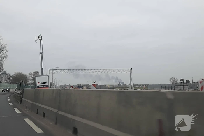 Autobrand bij demontagebedrijf de Graaf