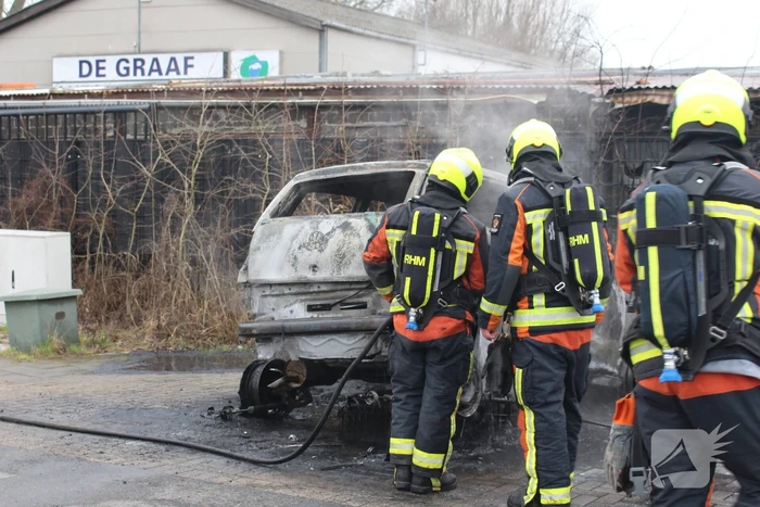 Autobrand bij demontagebedrijf de Graaf