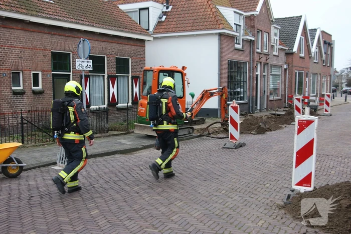 Aannemer plakt gasleiding dicht met plakband