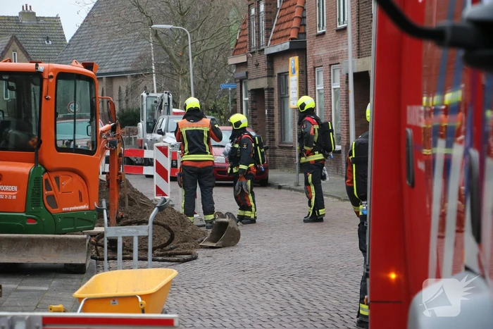Aannemer plakt gasleiding dicht met plakband