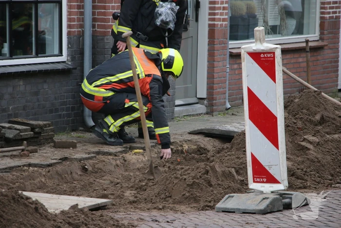 Aannemer plakt gasleiding dicht met plakband